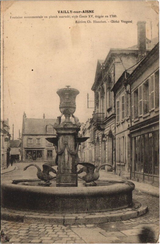 Carte postale ancienne Vailly-sur-Aisne Fontaine monumentale à Vailly-sur-Aisne