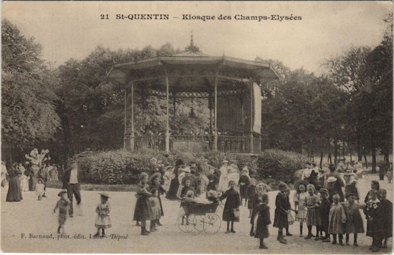 Carte postale ancienne Saint-Quentin Kiosque des Champs Elysees à Champs
