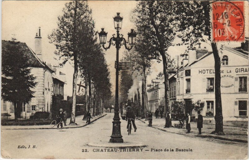 Carte postale ancienne Chateau-Thierry Place de la Bascule