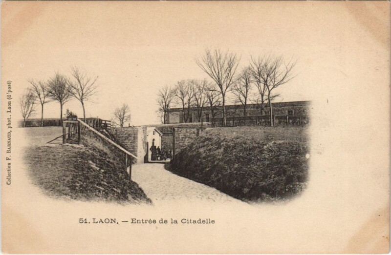 Carte postale ancienne Laon Entree de la citadelle