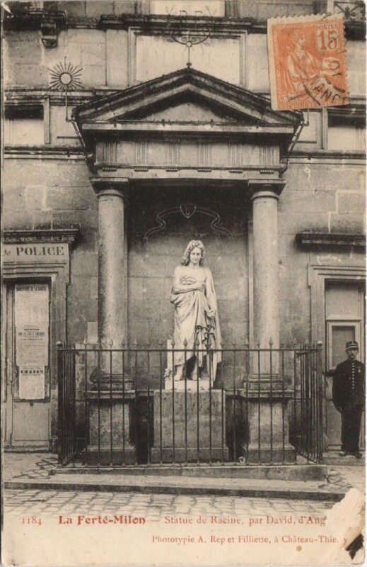 Carte postale ancienne La Ferte-Milon Statue de racine