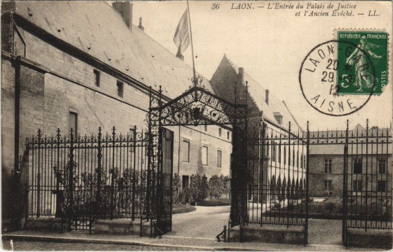 Carte postale ancienne Laon L'entree du palais de justice
