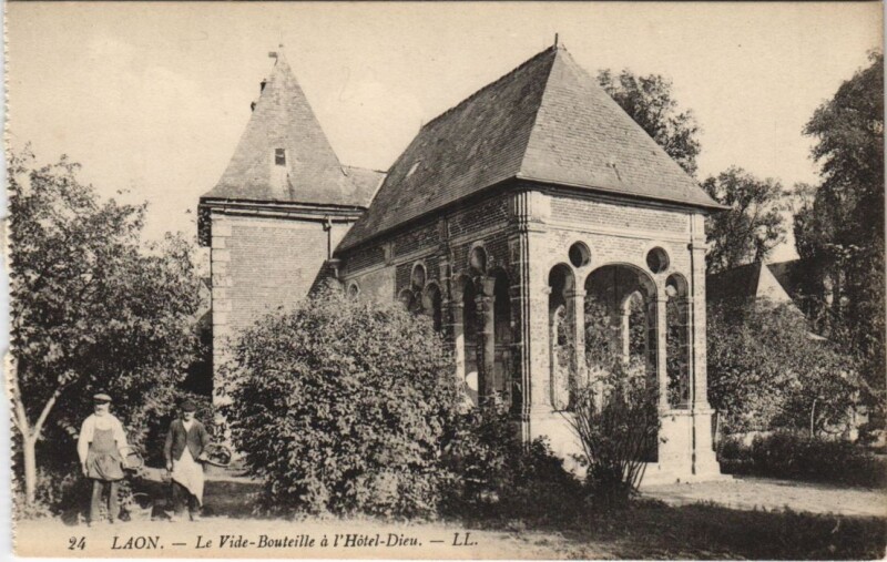 Carte postale ancienne Laon Le vide bouteille