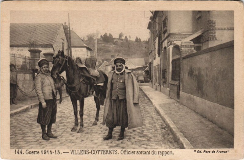 Carte postale ancienne Villers-Cotterets Officier sortant du rapport