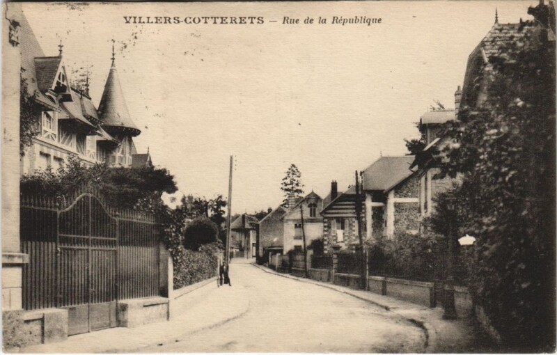Carte postale ancienne Villers-Cotterets Rue de la republique