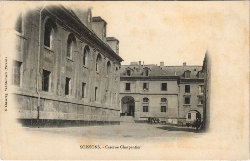 Carte postale ancienne Soissons Caserne charpentier à Soissons