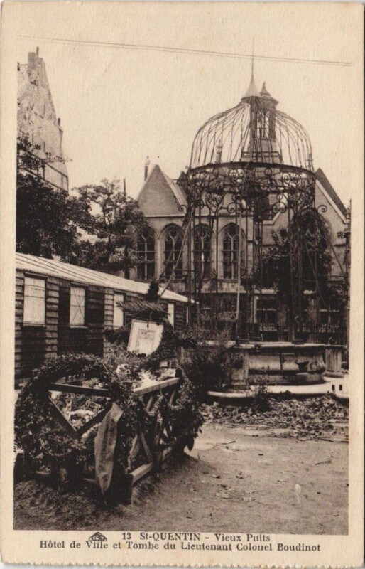 Carte postale ancienne Saint-Quentin Vieux puits à Saint-Quentin