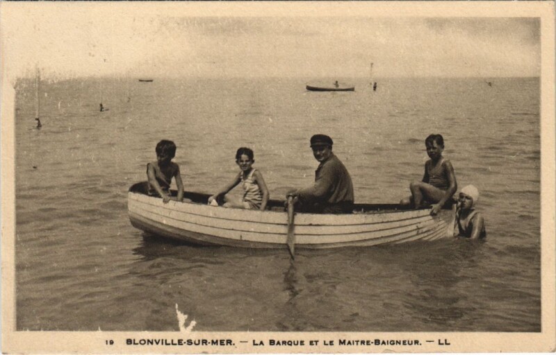 Carte postale ancienne Blonville-sur-Mer La Barque et le Maitre-Baigneur à Blonville-sur-Mer
