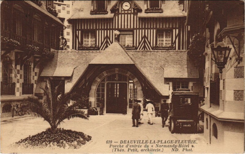 Carte postale ancienne Deauville Porche d'Entree du Normandy-Hotel à Deauville