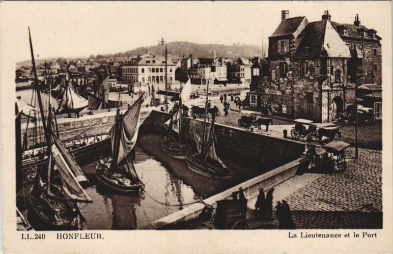 Carte postale ancienne Honfleur La Lieutenance et le Port à Honfleur