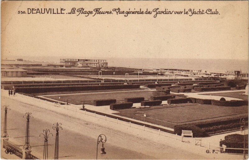 Carte postale ancienne Deauville Vue Generale des Jardins vers le Yacht Club à Deauville