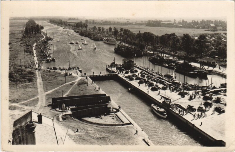 Carte postale ancienne Ouistreham Riva-Bella - Le Port un Jour de Regates à Ouistreham