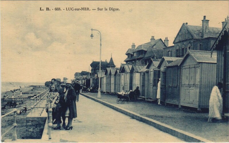 Carte postale ancienne Luc-sur-Mer Sur la Digue à Luc-sur-Mer