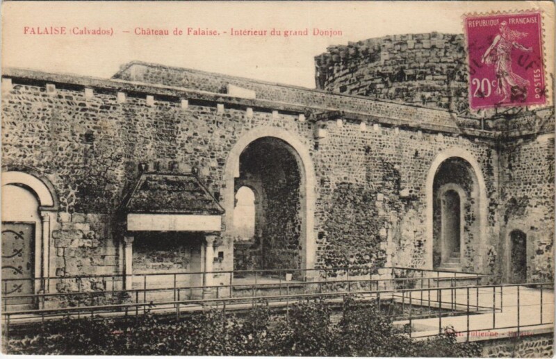 Carte postale ancienne Falaise Chateau de Falaise - Interieur du Grand Donjon à Falaise