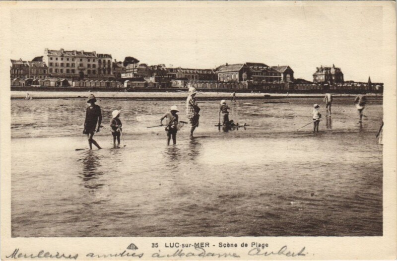 Carte postale ancienne Luc-sur-Mer Scene du Plage à Luc-sur-Mer