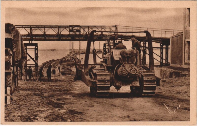 Carte postale ancienne Arromanches Le Pont d'Arromanches - La Jetee de la Petite Cale