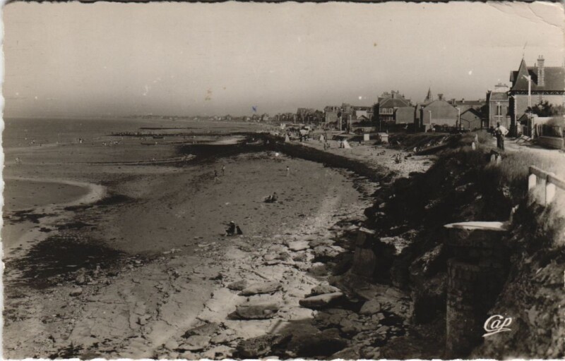 Carte postale ancienne Lion-sur-Mer La Plage a Maree Basse à Lion-sur-Mer