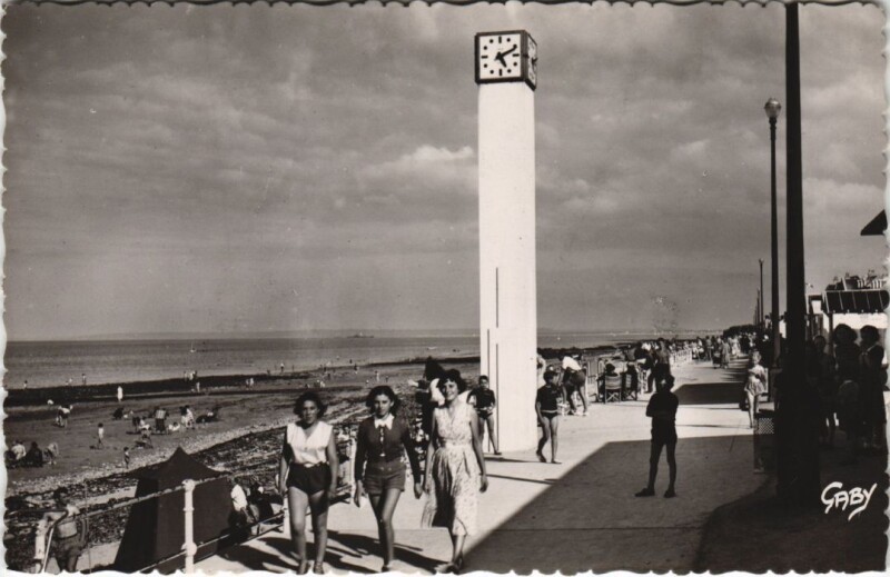 Carte postale ancienne Luc-sur-Mer La Digue et l'Horloge à Luc-sur-Mer