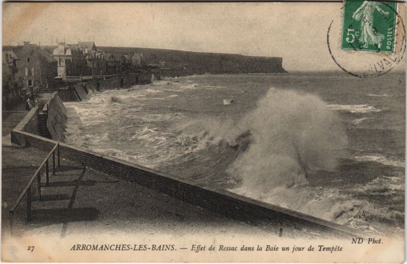 Carte postale ancienne Arromanches Effet de Ressac dans la Baie un Jour de Tempete