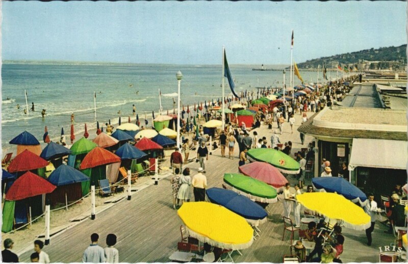 Carte postale ancienne Deauville Le Bar des Planches et la Promenade à Deauville