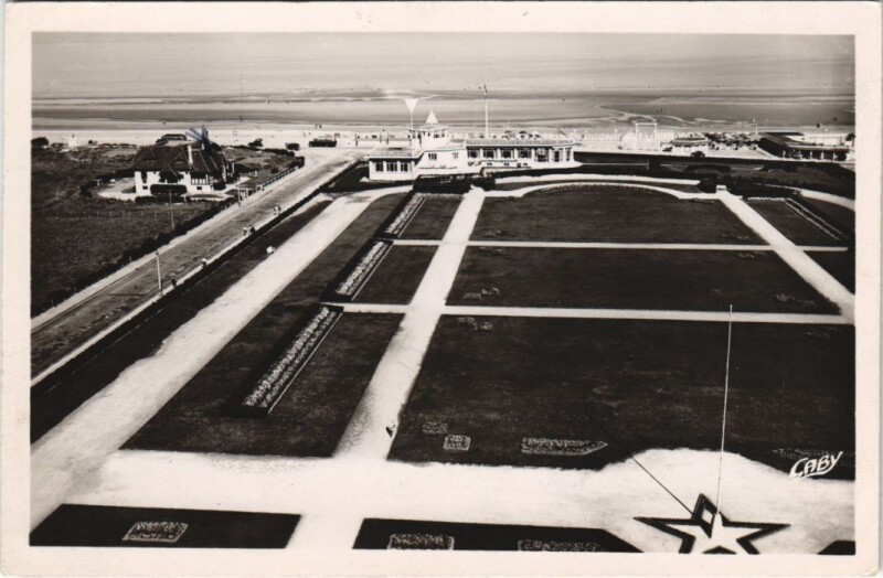 Carte postale ancienne Deauville Les Jardins et la Plage à Deauville