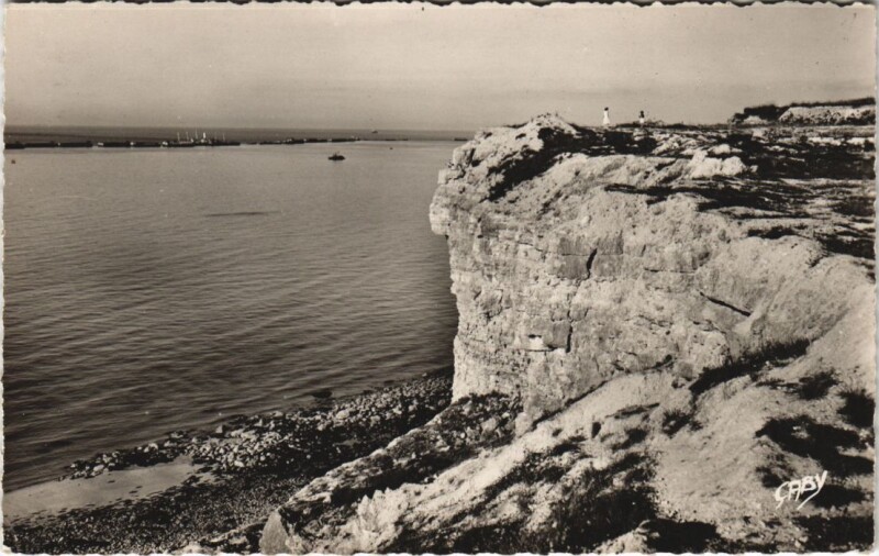 Carte postale ancienne Arromanches La Pointe de Tracy et les Vestiges du Port