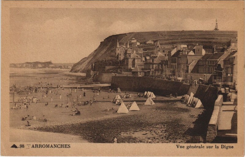 Carte postale ancienne Arromanches Vue Generale sur la Digue