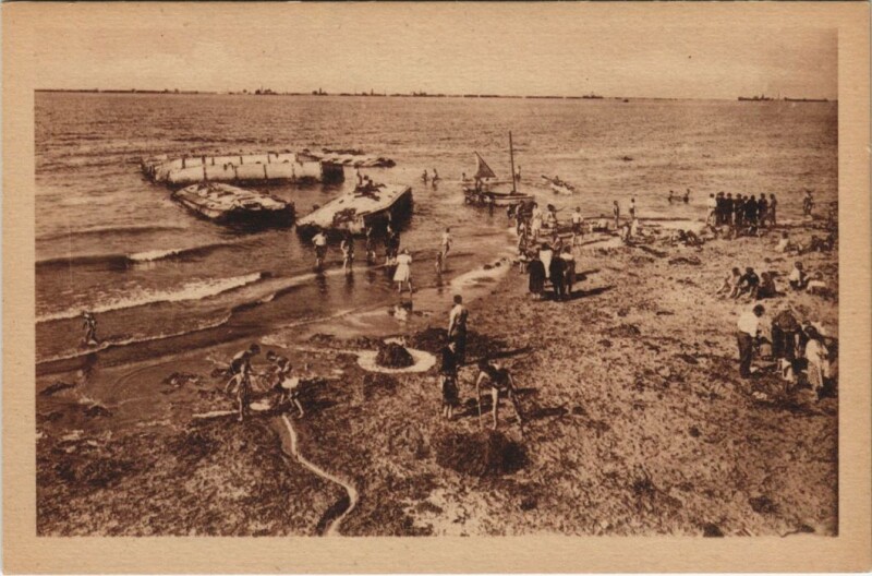 Carte postale ancienne Arromanches La Plage et les Epaves