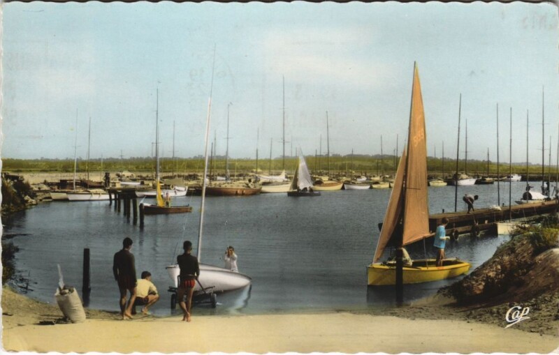 Carte postale ancienne Ouistreham Le Petit Port et les Voiliers à Ouistreham