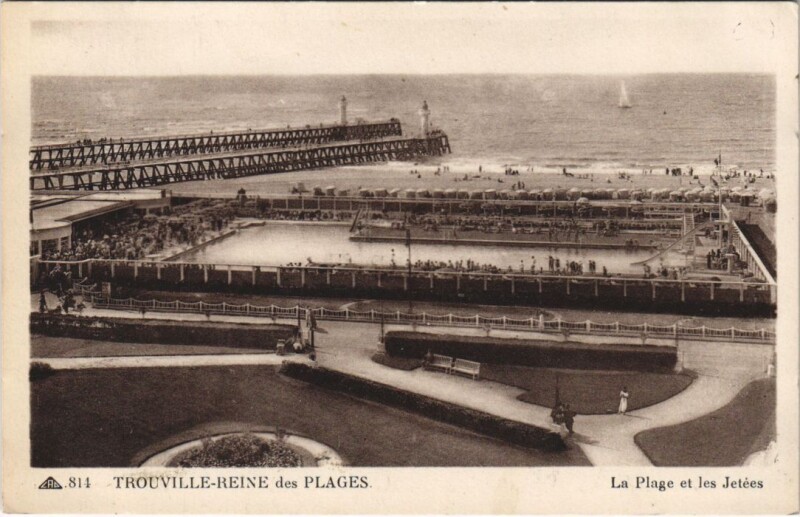 Carte postale ancienne Trouville La Plage et les Jetees