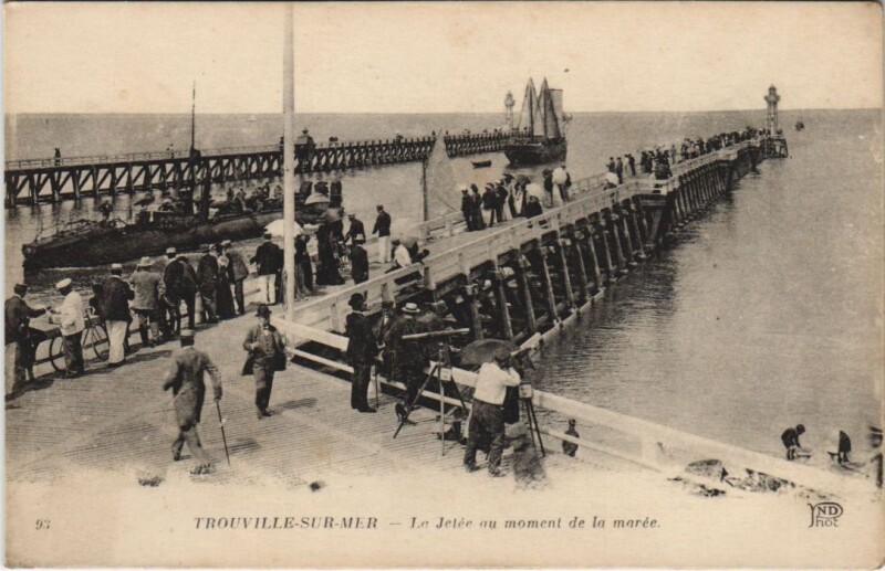 Carte postale ancienne Trouville La Jetee au Moment de la Maree