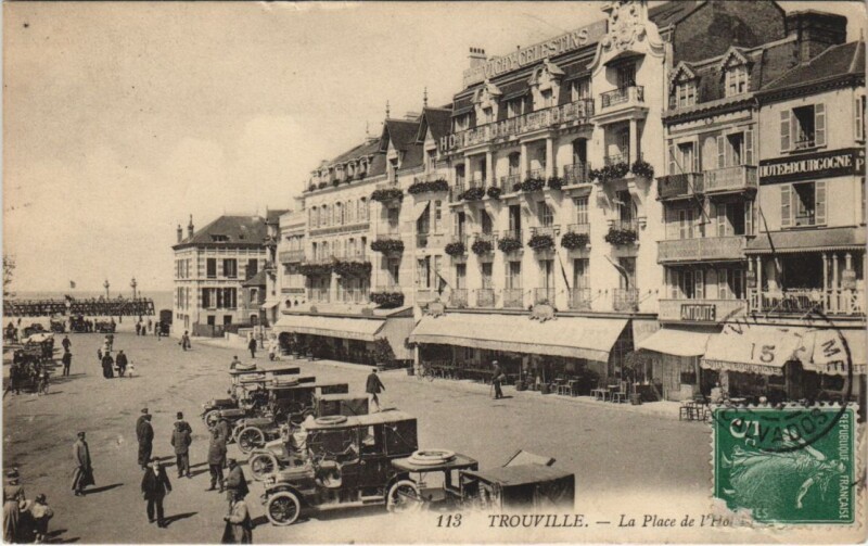 Carte postale ancienne Trouville Square Scene