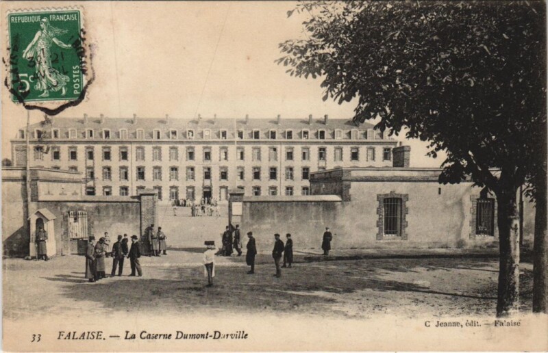 Carte postale ancienne Falaise La Caserne Dumont-Durville à Falaise