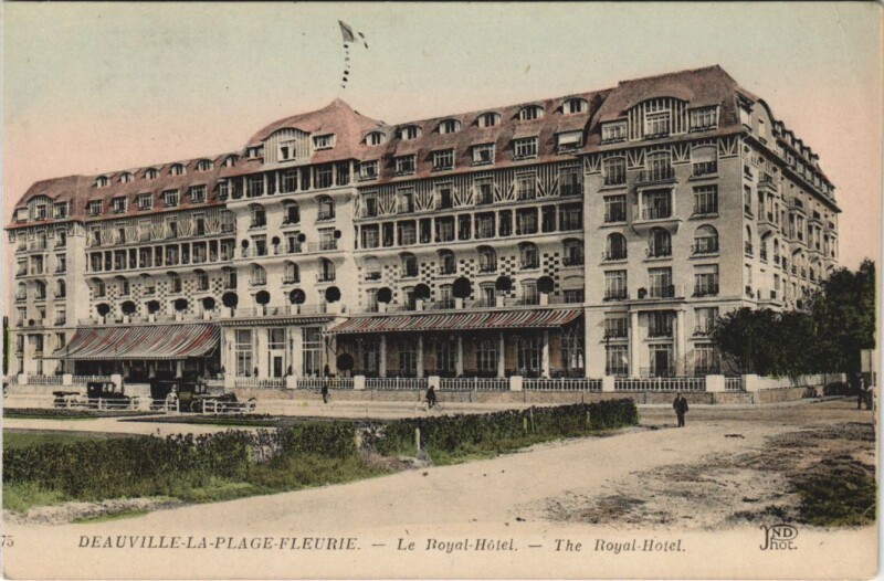 Carte postale ancienne Deauville Le Royal-Hotel à Deauville