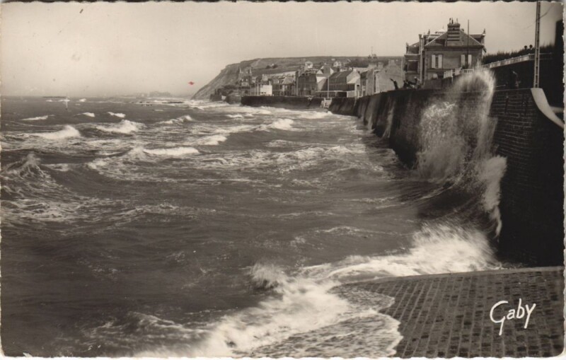 Carte postale ancienne Arromanches Effet de Vagues et la Digue