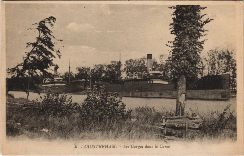 Carte postale ancienne Ouistreham Les Cargos dans le Canal à Ouistreham