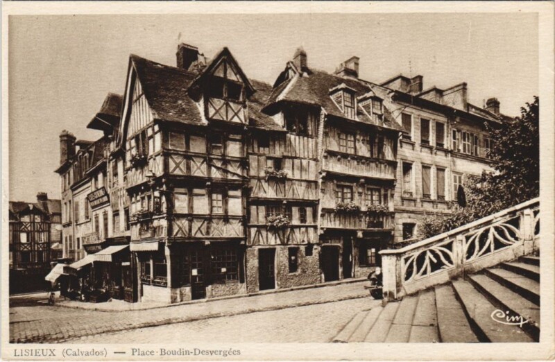 Carte postale ancienne Lisieux Place Dboudin-Desvergees à Lisieux