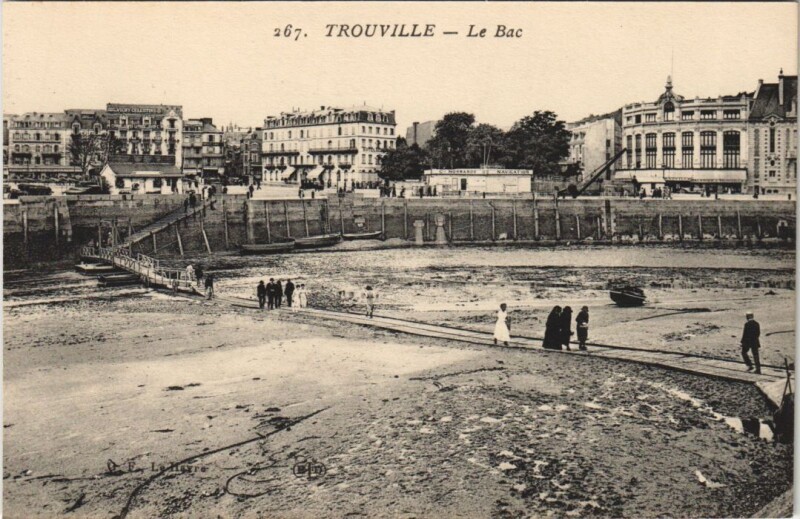 Carte postale ancienne Trouville Le Bac