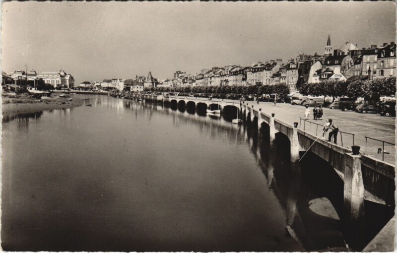 Carte postale ancienne Trouville Le Quai Fernand-Moureaux et la Touques à Touques
