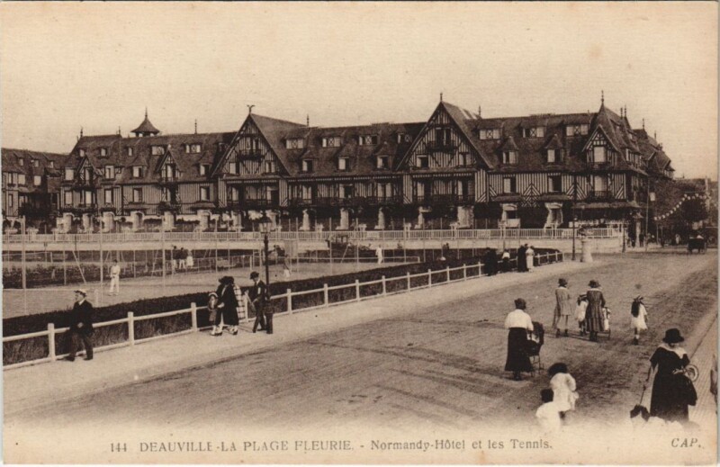 Carte postale ancienne Deauville Bnormandy-Hotel et les Tennis à Deauville