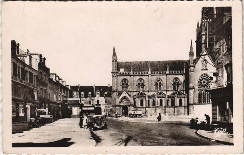Carte postale ancienne La Delivrande La Place et la Basilique