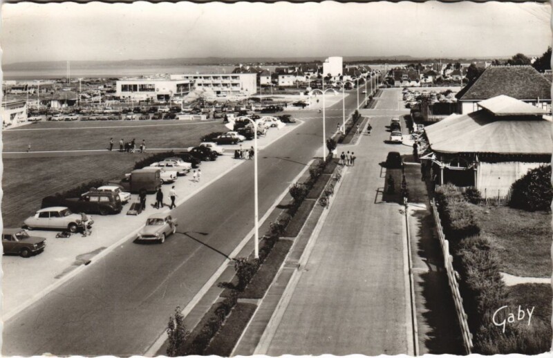 Carte postale ancienne Ouistreham Riva-Bella - Place Alfred-Thomas à Ouistreham