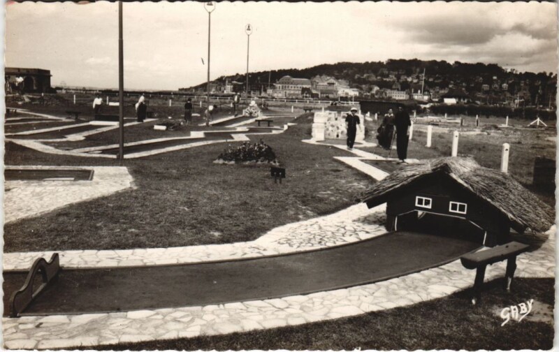 Carte postale ancienne Deauville La Plage Fleurie - Petit Golf des Sables d'Or à Deauville