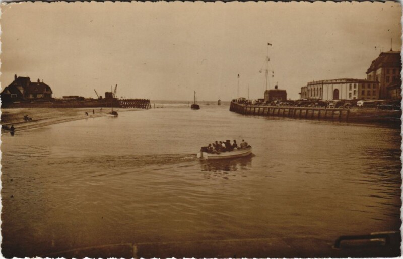 Carte postale ancienne Trouville Deauville - L'Entree du Port - Les Bassins - Les Yachts à Deauville