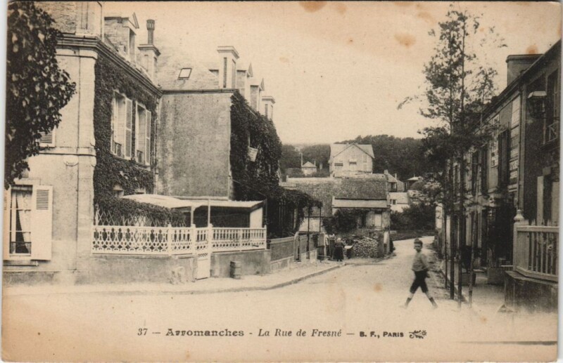 Carte postale ancienne Arromanches-les-Bains La Rue de Fresne à Arromanches-les-Bains