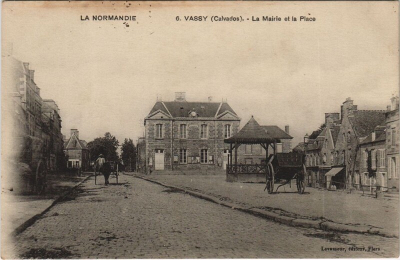 Carte postale ancienne Vassy La Mairie et la Place