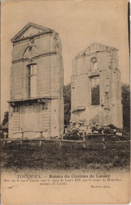 Carte postale ancienne Touques Ruines du Chateau de Lassay à Touques