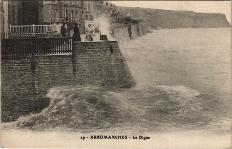 Carte postale ancienne Arromanches-les-Bains La Digue et la Plage à Arromanches-les-Bains