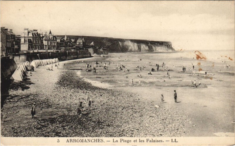 Carte postale ancienne Arromanches-les-Bains La Plage et les Falaises à Arromanches-les-Bains