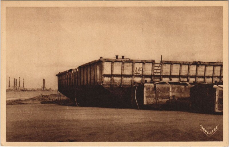Carte postale ancienne Arromanches-les-Bains Caisson Flottant Echoue sur la Plage à Arromanches-les-Bains